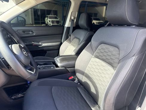 Used 2024 Nissan Pathfinder SV w/ SV Premium Package FWD image 7