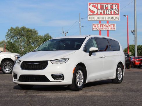Used 2023 Chrysler Pacifica Touring-L FWD image 7