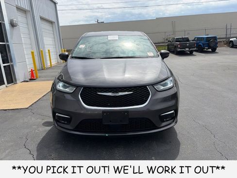 Used 2023 Chrysler Pacifica Touring-L FWD image 2