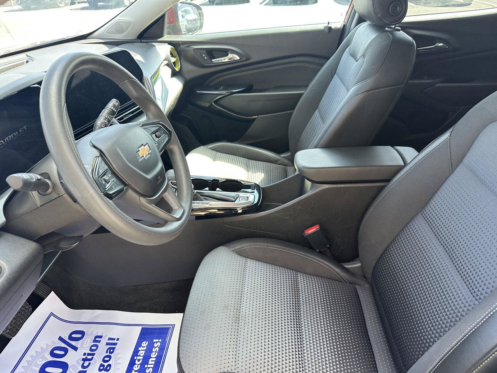 Used 2025 Chevrolet Trax LT FWD image 6