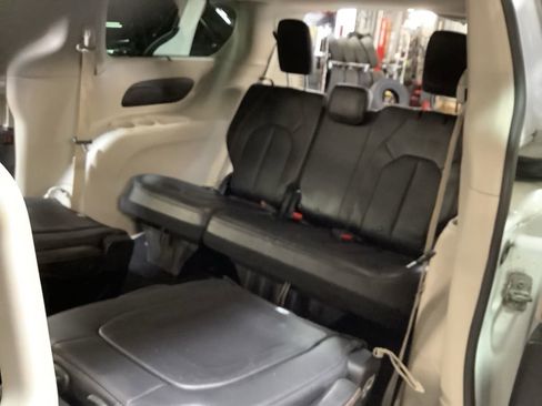Used 2019 Chrysler Pacifica Touring-L image 17
