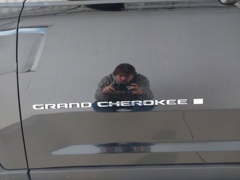 Used 2022 Jeep Grand Cherokee L Limited image 32