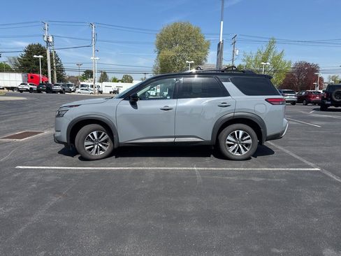 Used 2023 Nissan Pathfinder SL AWD/4WD image 3