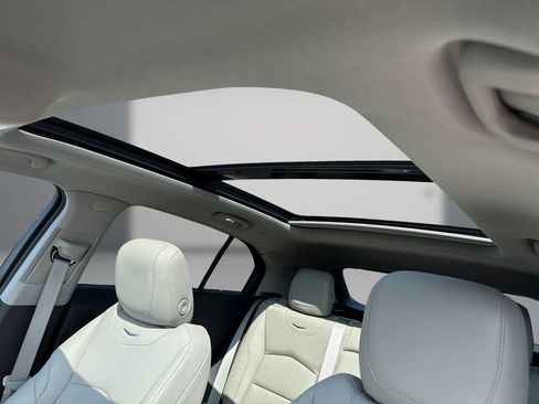 Certified 2022 Cadillac XT4 Luxury w/ Cold Weather Package FWD image 17