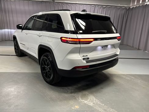 Used 2024 Jeep Grand Cherokee Altitude image 5