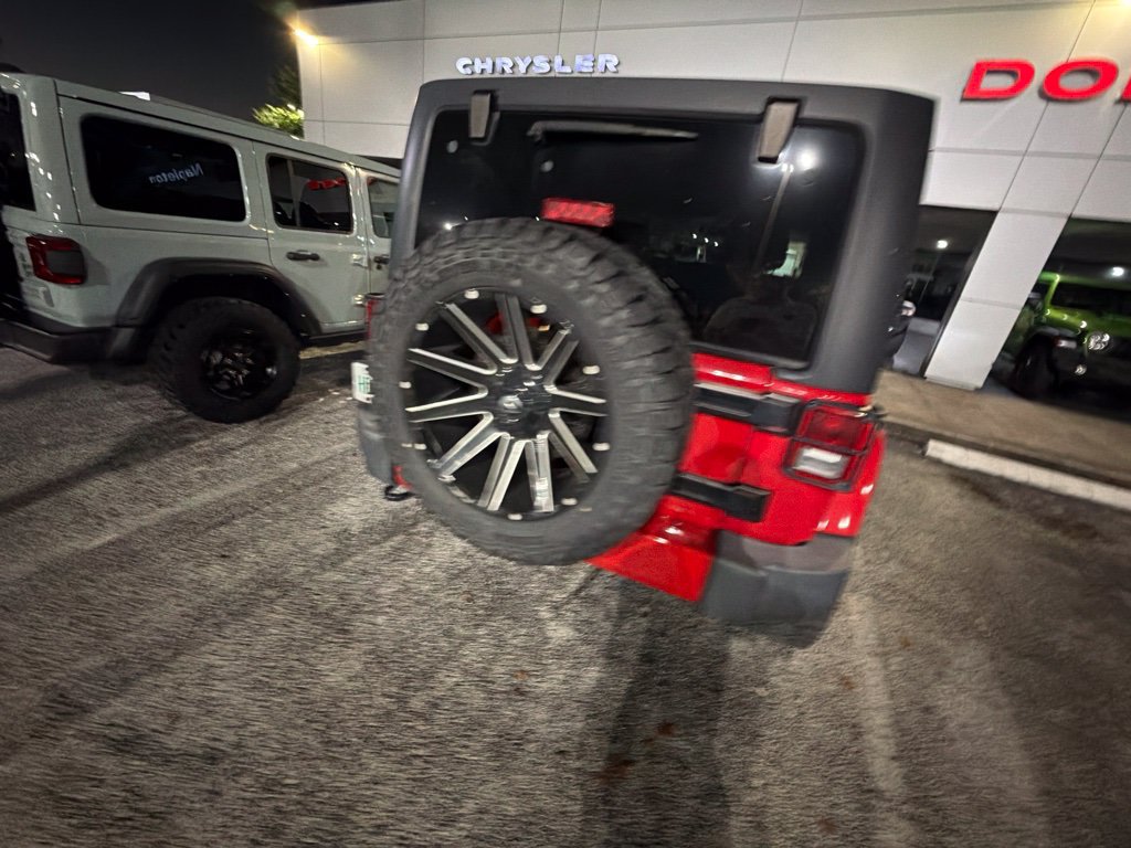 Used 2017 Jeep Wrangler Unlimited Sahara w/ Connectivity Group AWD/4WD image 27