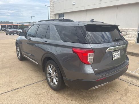 Used 2022 Ford Explorer XLT w/ Equipment Group 202A RWD image 3