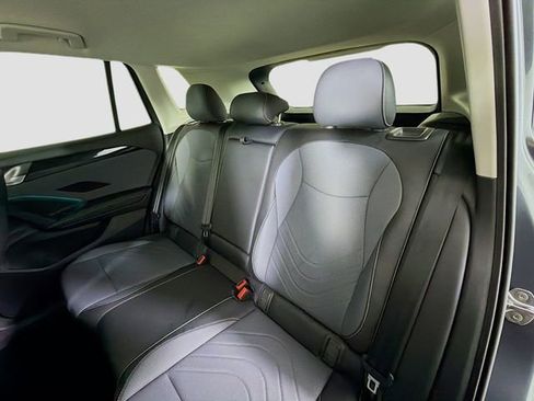 Used 2025 Volkswagen Tiguan SE FWD image 21