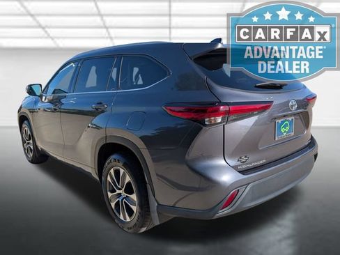 Used 2022 Toyota Highlander XLE AWD/4WD image 2