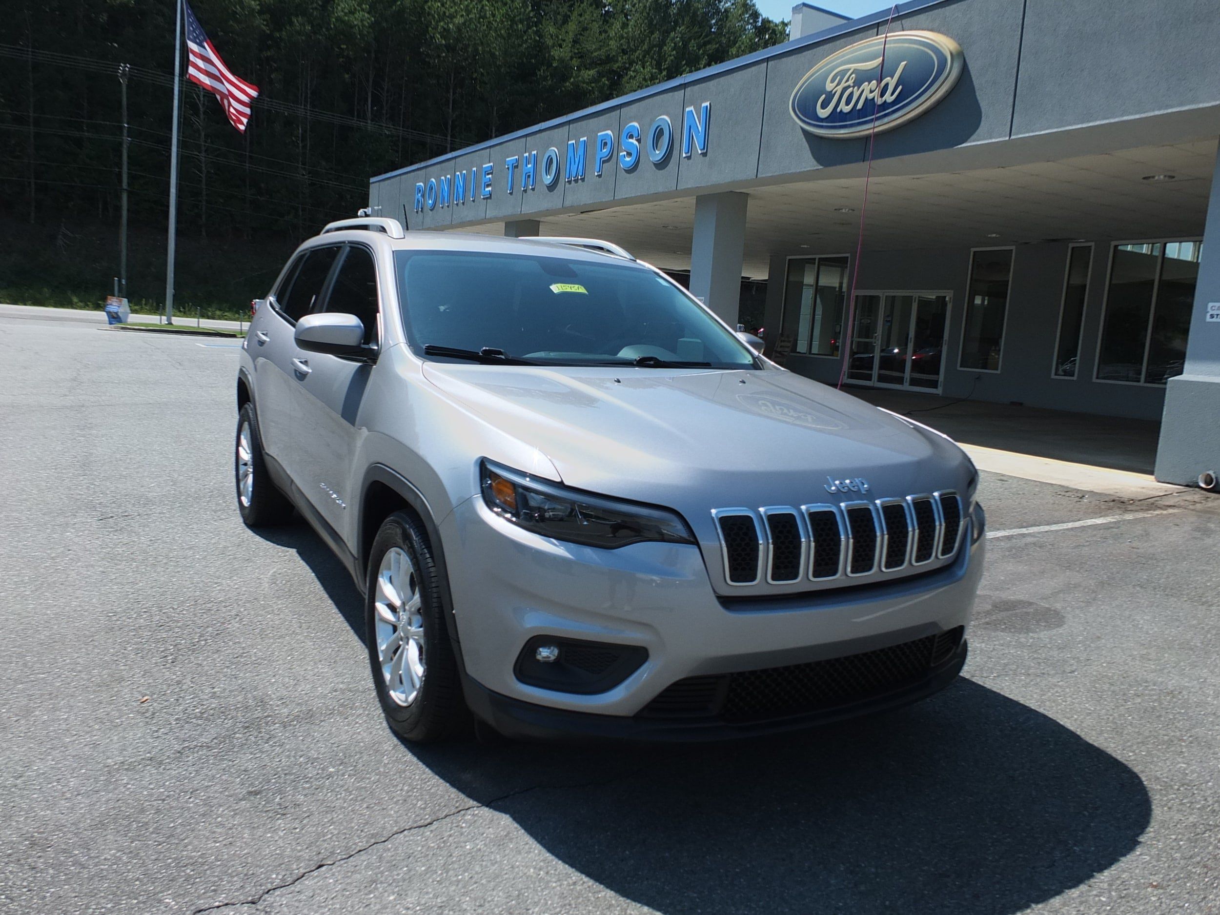 Used 2019 Jeep Cherokee Latitude w/ Popular Appearance Group FWD image 1
