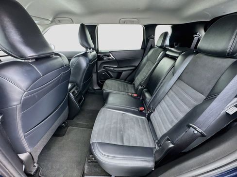 Used 2025 Mitsubishi Outlander SE FWD image 15