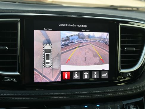 Used 2024 Chrysler Pacifica Limited w/ S Appearance Package FWD image 17