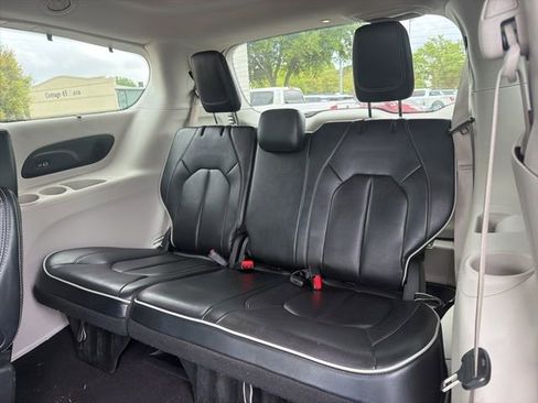 Used 2023 Chrysler Pacifica Limited image 13