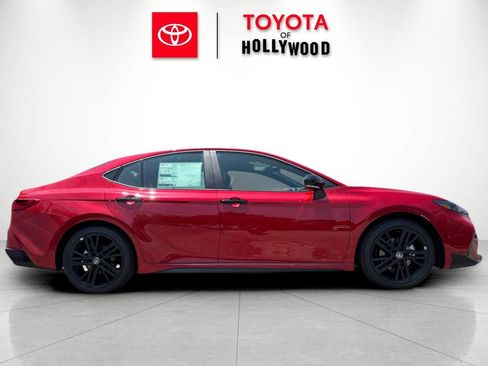 New 2026 Toyota Camry Hybrid FWD image 3