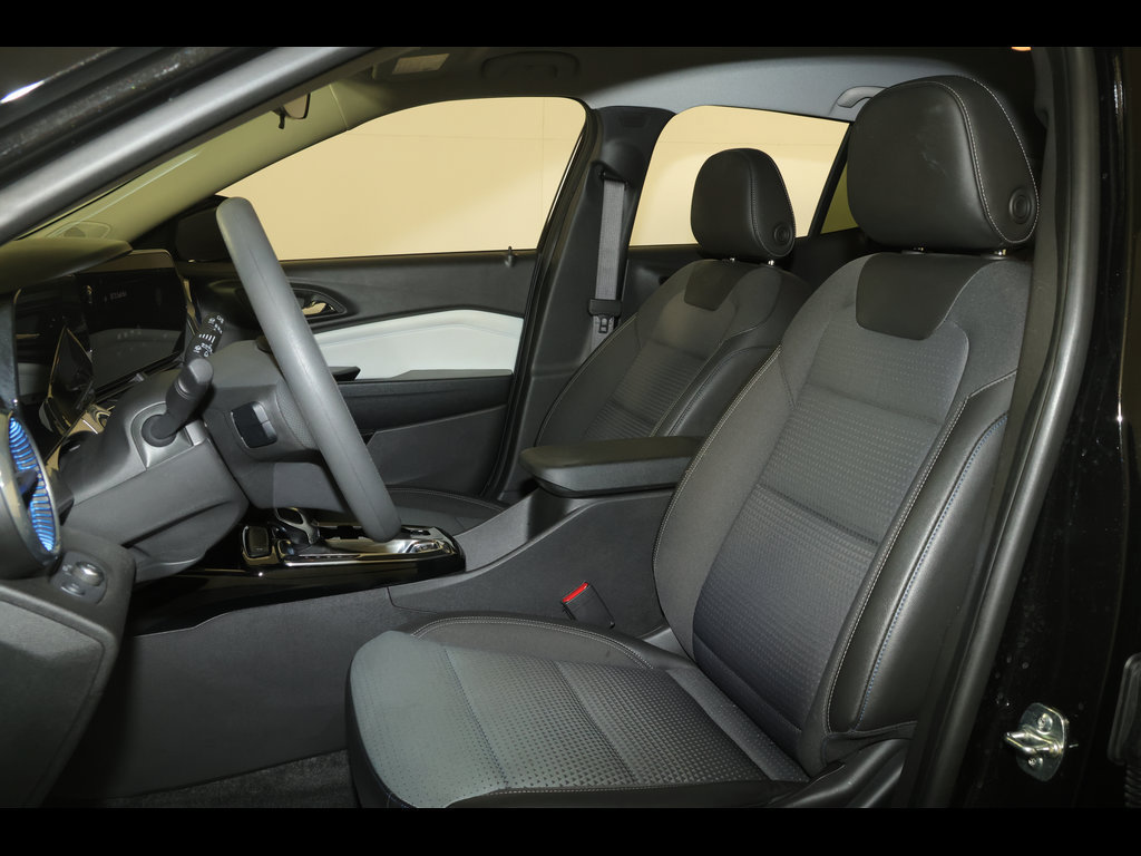 Used 2025 Chevrolet Trax LT FWD image 22