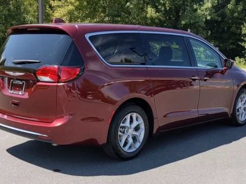 Used 2018 Chrysler Pacifica Touring Plus w/ Tire & Wheel Group FWD image 4