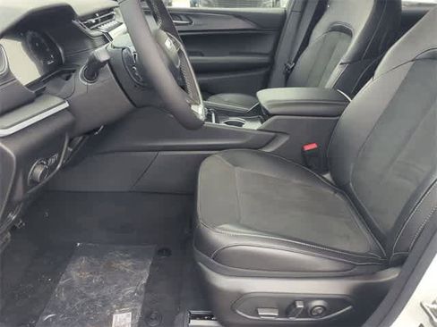 New 2025 Jeep Grand Cherokee L Altitude image 16