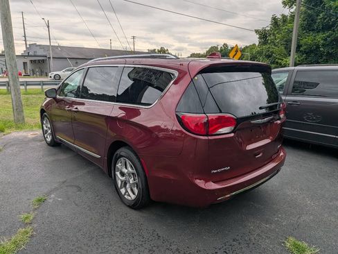 Used 2017 Chrysler Pacifica Limited w/ UConnect Theater Package FWD image 3