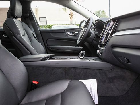 Used 2025 Volvo XC60 B5 Plus image 17