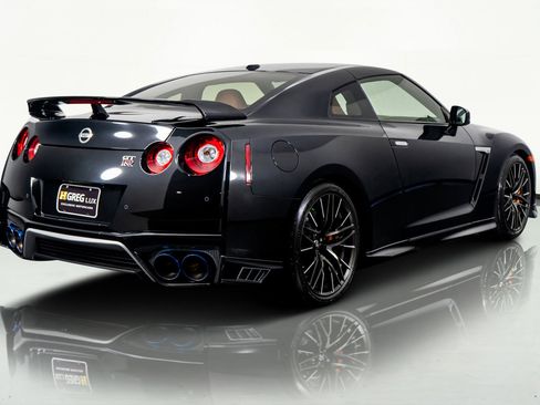 Used 2021 Nissan GT-R Premium image 10