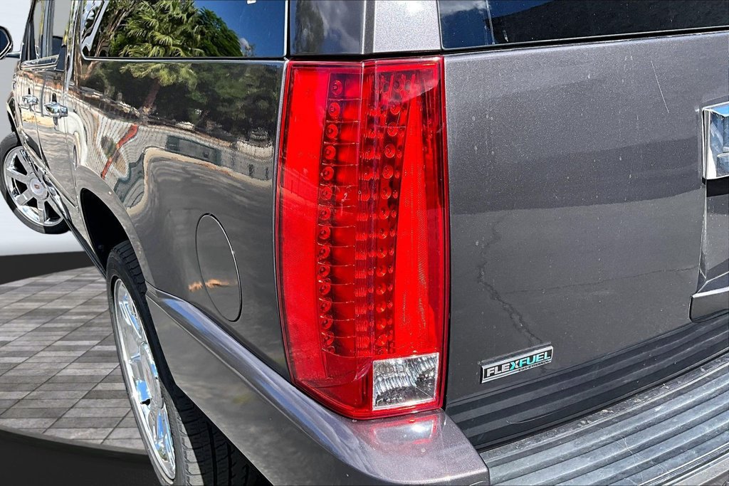 Used 2011 Cadillac Escalade ESV Premium RWD image 33