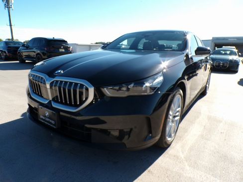 Certified 2025 BMW 530i xDrive w/ Premium Package image 4