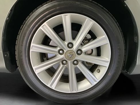 Used 2012 Toyota Camry XLE w/ Leather Pkg FWD image 28