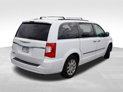 Used 2015 Chrysler Town & Country Touring w/ Driver Convenience Group FWD image 3