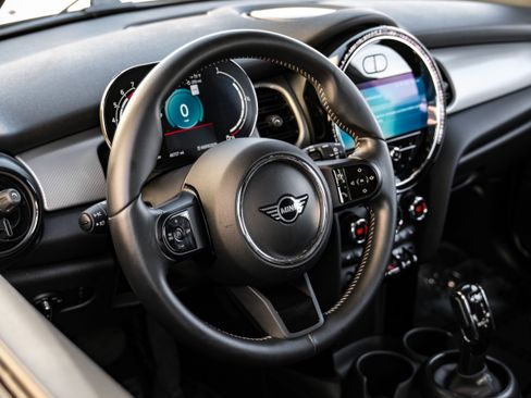 Used 2022 MINI Cooper 4-Door Hardtop w/ Signature Upholstery Package image 15