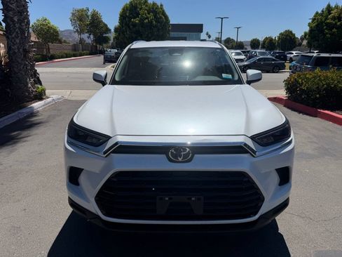 Used 2024 Toyota Grand Highlander AWD image 3