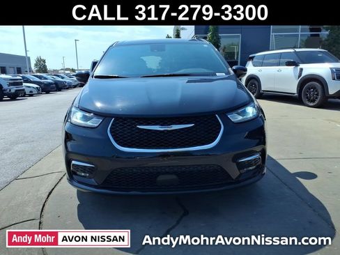 Used 2025 Chrysler Pacifica Select FWD image 3