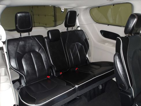 Used 2024 Chrysler Pacifica Limited FWD image 19