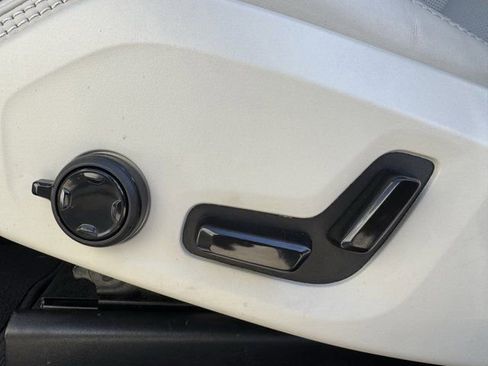 Used 2023 Volvo XC60 T8 Ultimate w/ Climate Package image 28