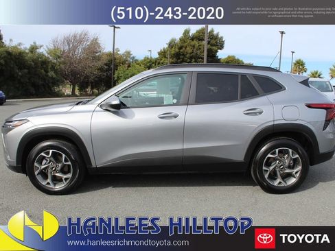 Used 2025 Chevrolet Trax LT w/ LT Convenience Package image 2
