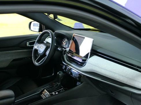 Used 2024 Jeep Compass Latitude image 12