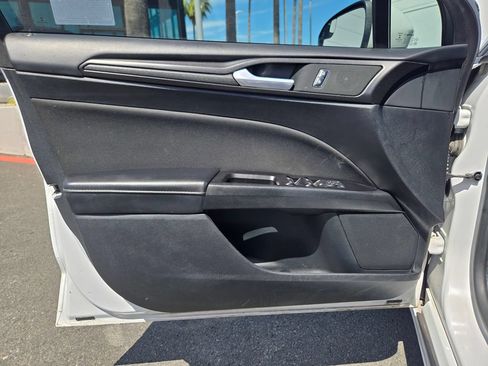 Used 2018 Ford Fusion SE w/ Equipment Group 201A FWD image 16