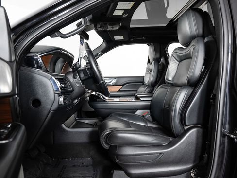 Used 2019 Lincoln Navigator Reserve image 14