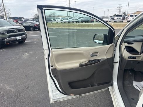 Used 2016 Toyota Sienna XLE image 9