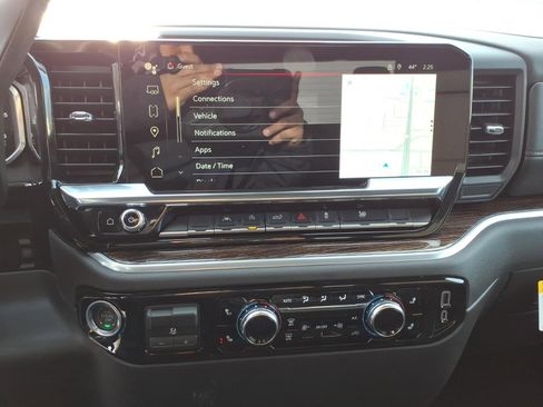 New 2026 GMC Sierra 1500 SLE image 19