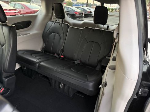 Used 2018 Chrysler Pacifica Touring-L Plus FWD image 9