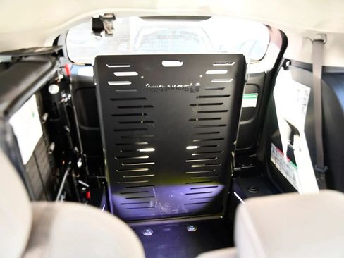 Used 2025 Toyota Sienna LE FWD image 24