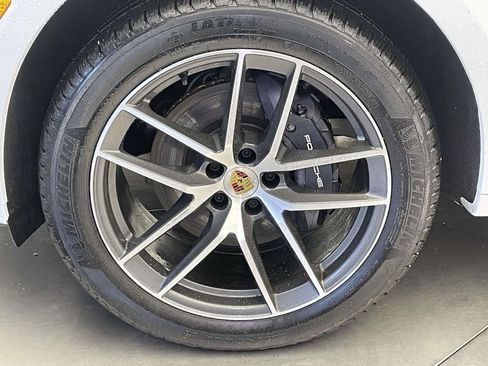 Certified 2025 Porsche Macan image 11