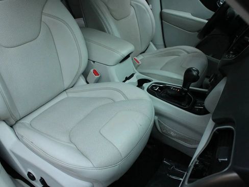Used 2020 Jeep Cherokee Limited FWD image 37