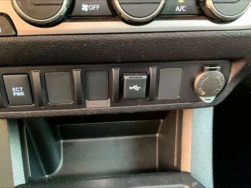 Used 2022 Toyota Tacoma SR AWD/4WD image 33