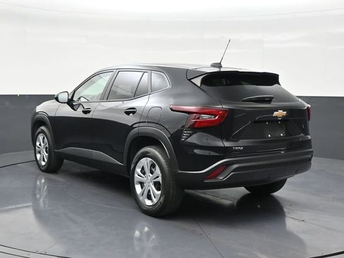 Used 2025 Chevrolet Trax LS FWD image 3