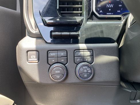 Used 2024 Chevrolet Silverado 2500 ZR2 w/ Technology Package AWD/4WD image 18