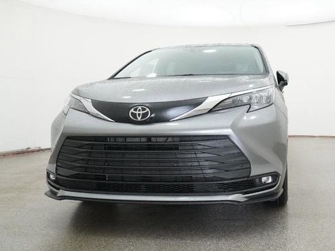 New 2026 Toyota Sienna XLE FWD image 4