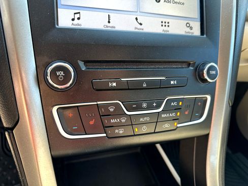 Used 2017 Ford Fusion SE w/ Fusion SE Technology Package image 24