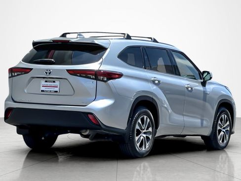 Certified 2021 Toyota Highlander XLE FWD image 5