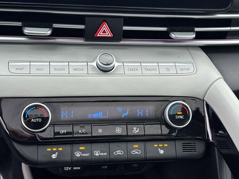 Used 2024 Hyundai Elantra Limited image 12